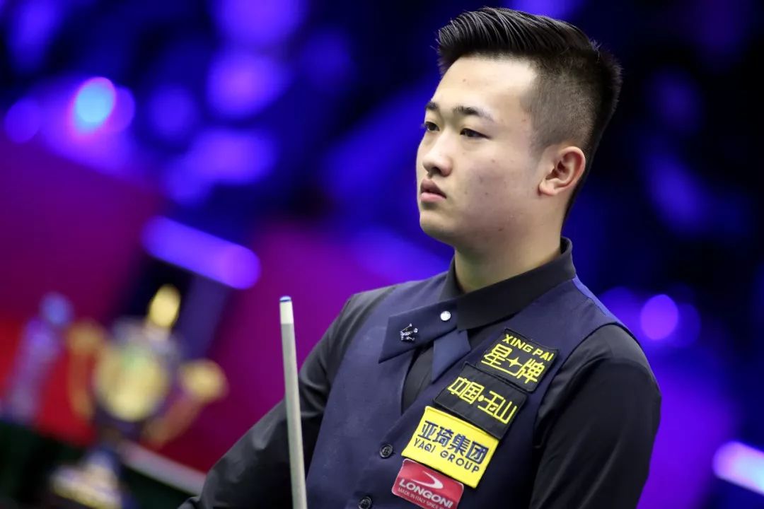 迫使其以中 迫使其以中